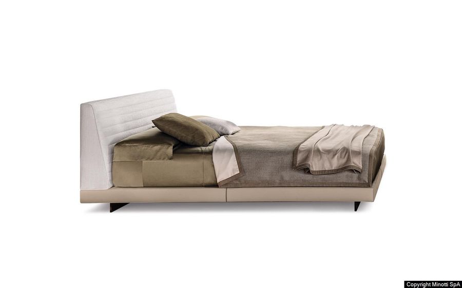 Уютная кровать Minotti Roger Bed